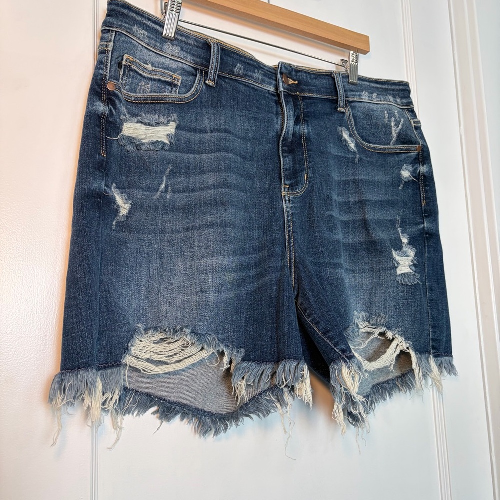 Judy blue distressed denim Shorts - Picture 3 of 16